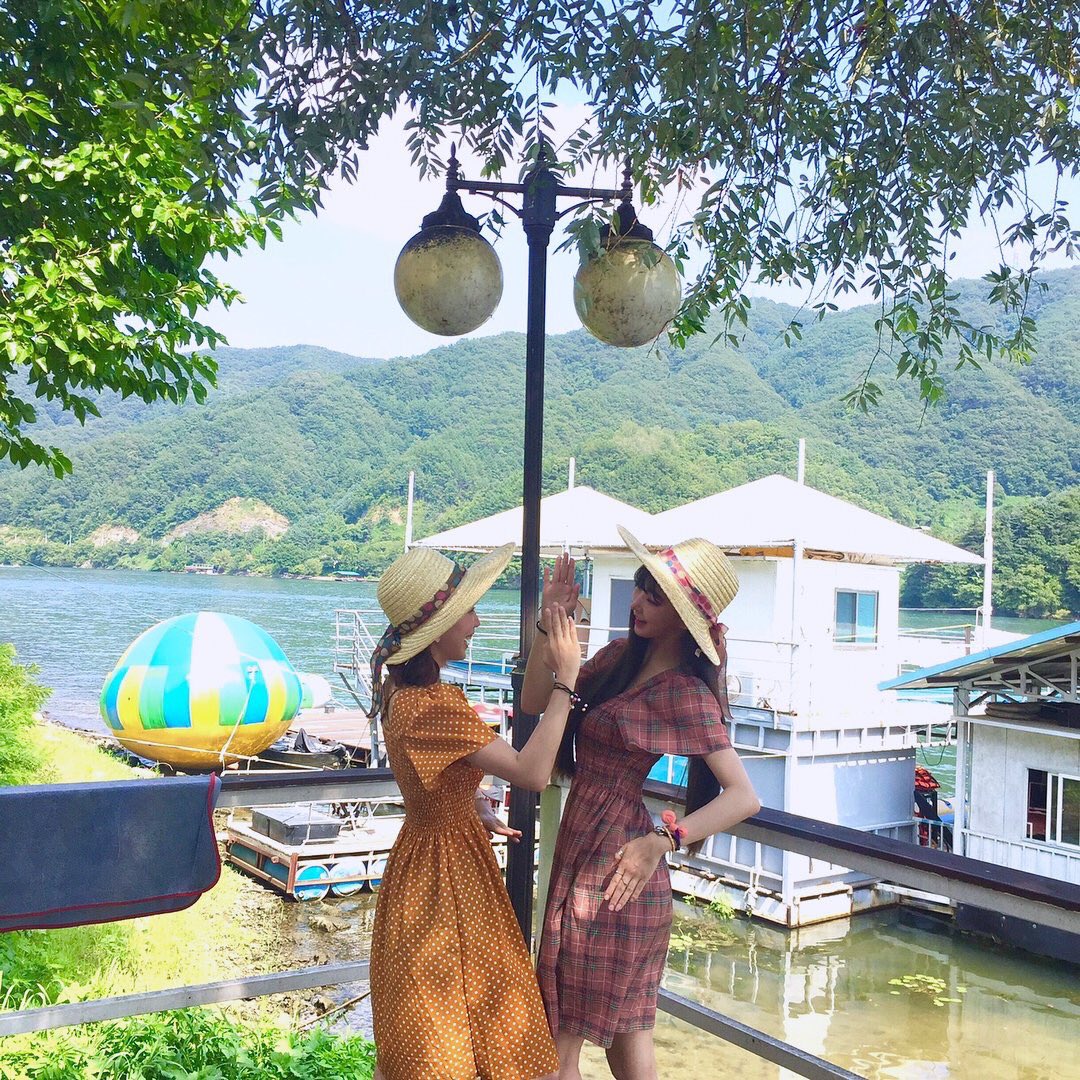 yusuapics's tweet photo. sister love ❤️👭

— 180809 © sua’s instagram

⤷ ꒰ #oahsis #오아시스 #seeart #씨앗 #유수아 ꒱ https://t.co/z8d1vpZqrS
