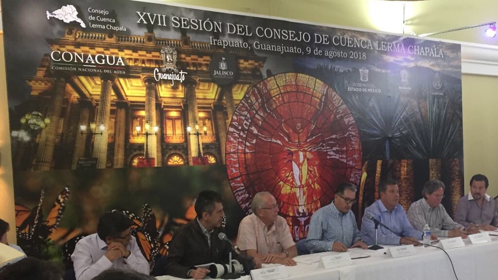 AtnEmer_Conagua's tweet photo. El Mtro. Omar Gómez Ruiz, Coordinador General de Atención de Emergencias y Consejos de Cuenca de la @conagua_mx tomó protesta al nuevo Presidente del Consejo de Cuenca Lerma Chapala, el Ing. Roberto Castañeda Tejeda. https://t.co/wX5xDl4njr