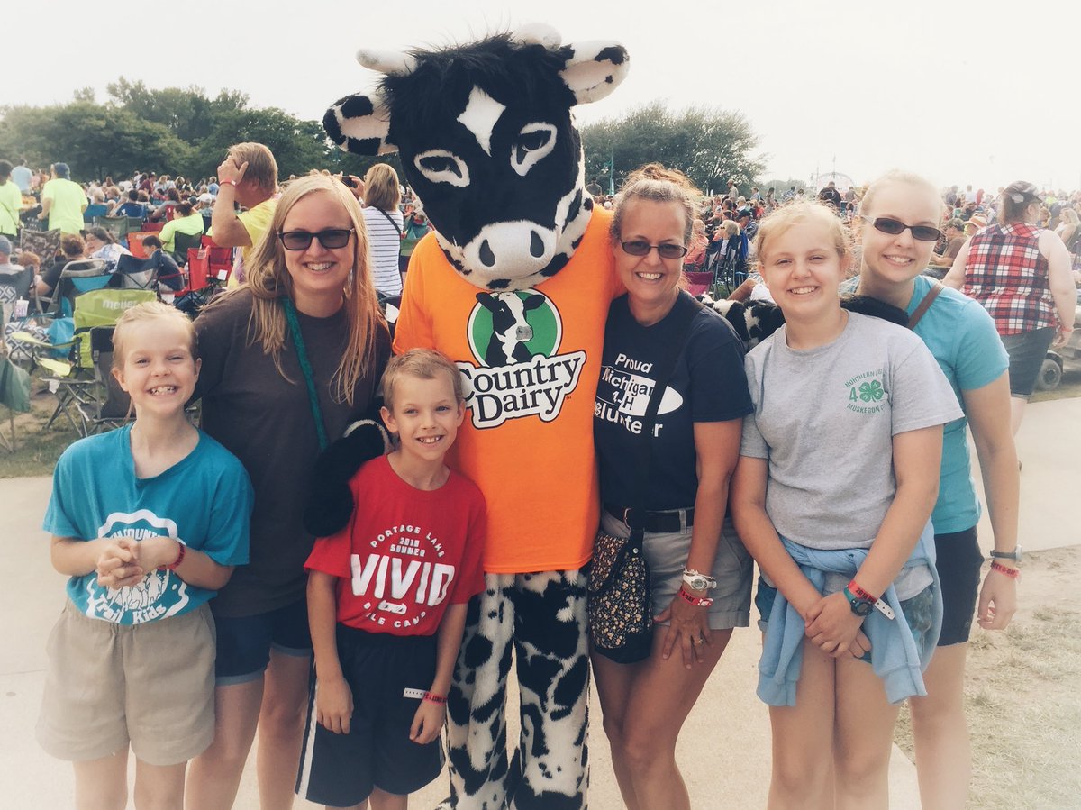 carlaxelfranzon's tweet photo. #iamatunity - thanks @countrydairy for ice cream and sponsoring #ucmf https://t.co/VS097Nd1MC