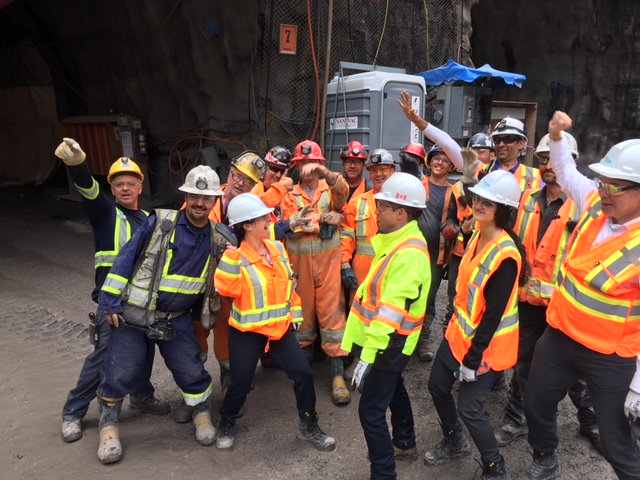 FP_Champagne's tweet photo. Tous les jours @stminfo aide des millions de Montrélais à se déplacer. C'était un plaisir de me joindre à @justintrudeau et @val_plante pour visiter le chantier du garage Côte-Vertu. Notre gouvernement est un fier contributeur de 87,5M$ dans ce projet. #bâtirnoscommunautés https://t.co/iWjcOcHFQk