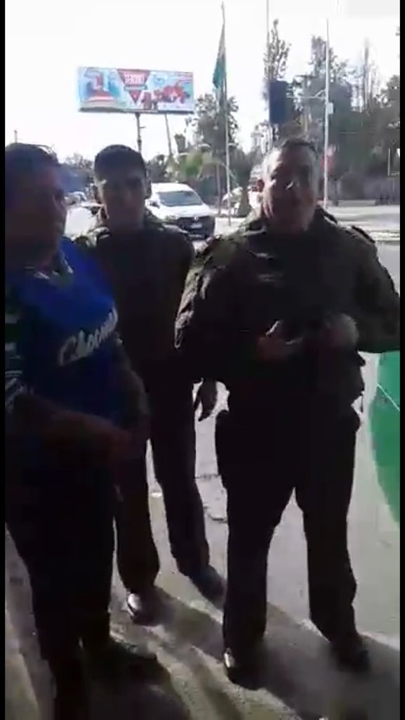 eltuitdemarsh's tweet photo. Carabinero de la 49 comisaría, patrulla RP4348, le disparó a un perro en la vía pública! Esto ocurrió en la comuna de #Quilicura. Es inaceptable! Por favor ayuden con un RT y que el responsable de la cara!
#MaltratoAnimal https://t.co/MJI8QohHIm