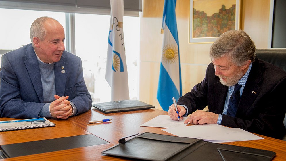 Con Alejandro Ceccato, presidente de CONICET, firmando la creación del ICB, unidad de doble dependencia con la UNCuyo.