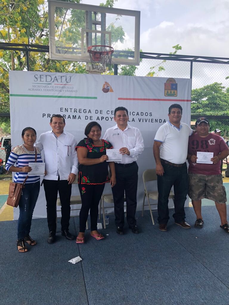 Agradezco al gobierno de <a href="/CarlosJoaquin/">Carlos Joaquín</a>, a <a href="/Alex_ZetinaA/">Alexander Zetina Aguiluz</a> y Antorcha Campesina el respaldo y apoyo para concretar la entrega de certificados del Programa de Apoyo a la Vivienda de la <a href="/SEDATU_mx/">SEDATU México</a>, <a href="/Fonhapo/">Fonhapo</a> beneficiando a mil familias con inversión de 15 mdp