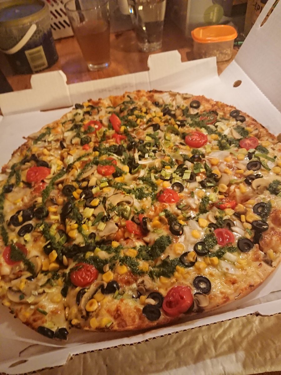 draupnir's tweet image. #Mushroom, #tomato, #onion, #pesto, pine #nuts, #olives, sweet corn and #leek #pizza