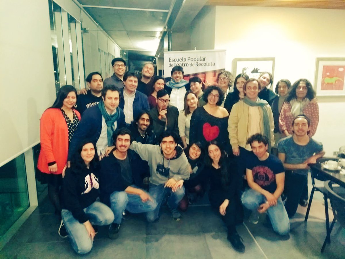 Grata reunión con estudiantes de  nuestra escuela popular de teatro 🎭 que garantiza el acceso gratuito a talleres de formación. Seguimos por ancho camino!