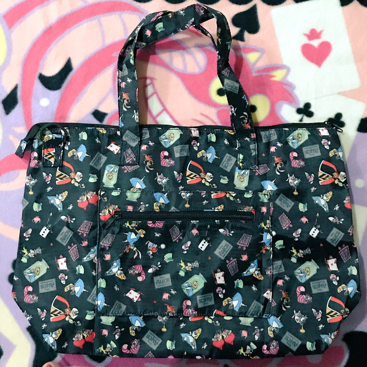 チェルシー しまむらの折りたたみトートバッグ 広げるとかなり大きくて一泊程度の荷物なら余裕で入ります 1枚目が表 2枚目が裏 3枚目がたたんだ状態 ショルダーベルトまで付いててありがたい アリス しまむら しまパト