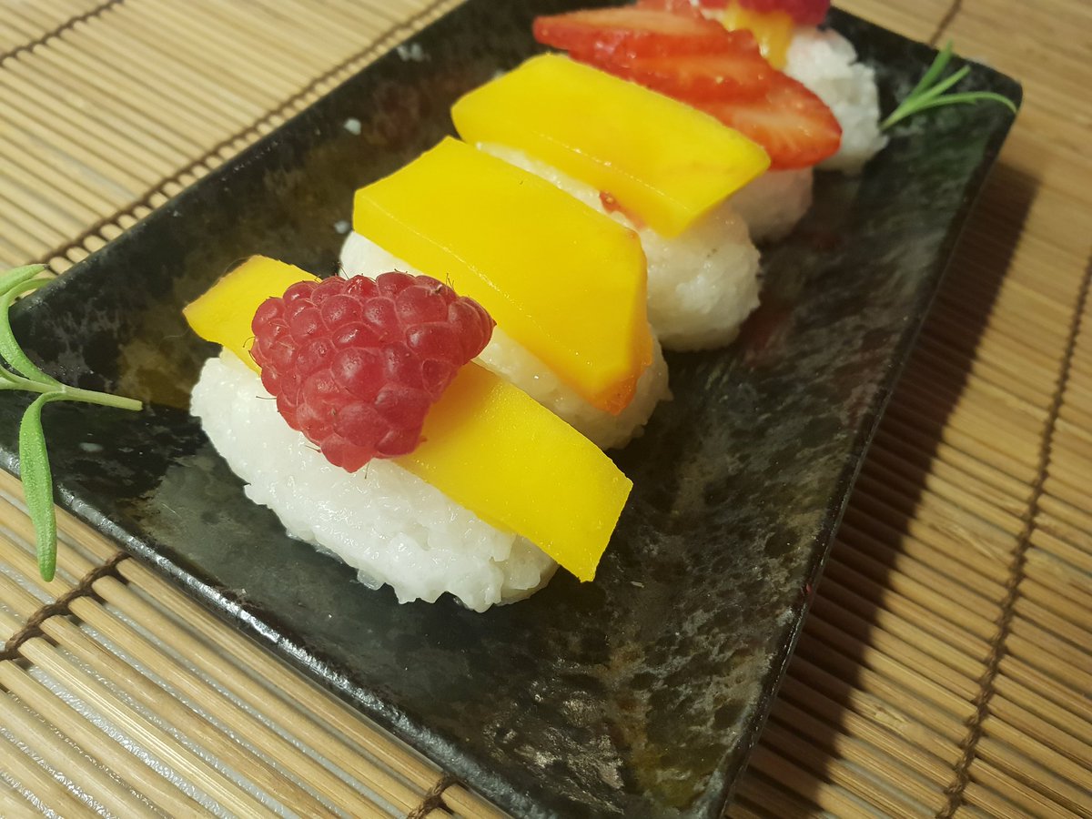 MrPixelDragon's tweet photo. Käse-Blätterteigtasche und sweet Sushi😍😍😍😍 https://t.co/2DhW81DxNV
