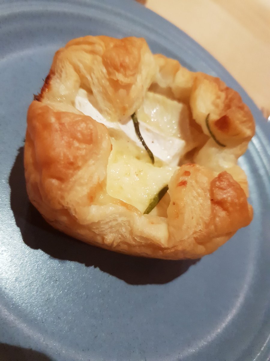 MrPixelDragon's tweet photo. Käse-Blätterteigtasche und sweet Sushi😍😍😍😍 https://t.co/2DhW81DxNV
