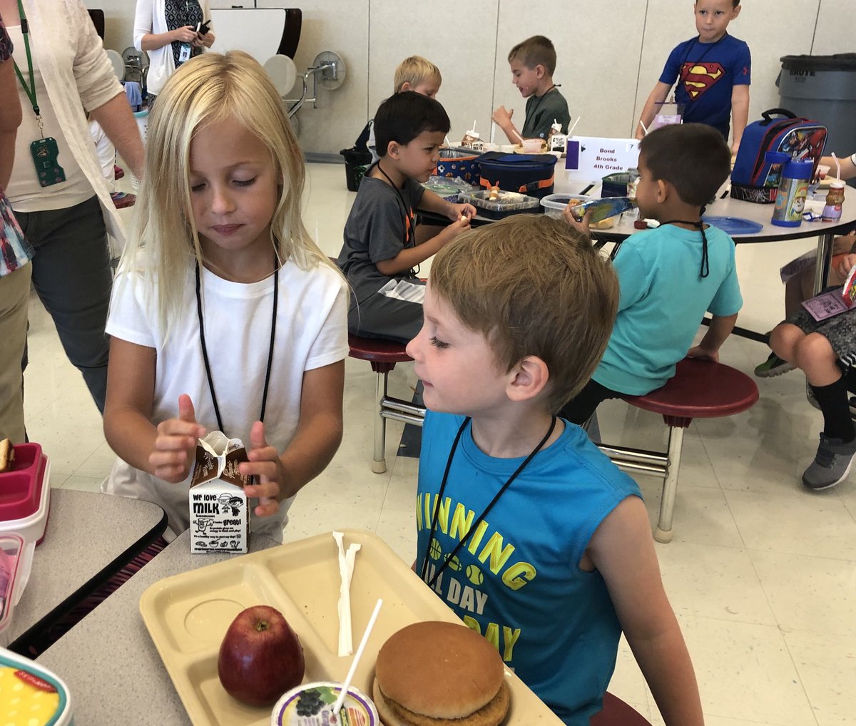 craskwws's tweet photo. Makes my ❤️happy when I see this sweet friend modeling kindness to help her new friend open his milk at lunch! #joyofclass @ShakeLeaves https://t.co/x0Yxu0qgm2