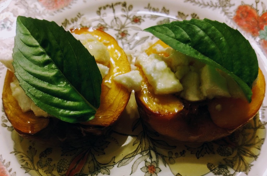 Roasted Peaches smalltownyogiadventures.wordpress.com/2018/08/09/roa…
