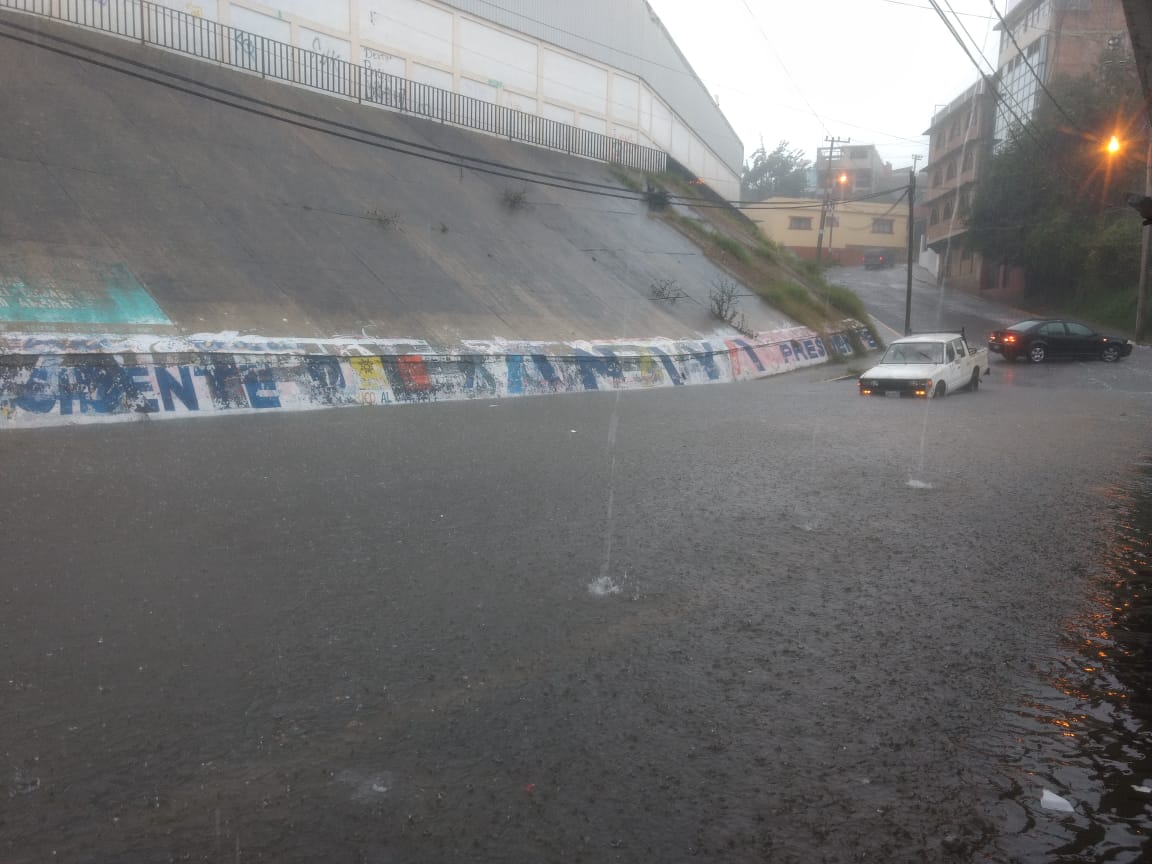 MinutoAMinutoC's tweet photo. #ÉstaTarde ⛈
Se registró una fuerte tormenta en #Huauchinango. Diversas vialidades colapsaron y resultaron inundadas.

Personal de @PC_Huauchinango @GORDAS_USAR y @BHuauchinango acudieron al llamado de auxilio https://t.co/REOpvDPZQu