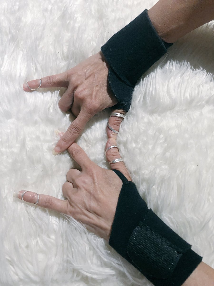 lynnjulian007's tweet photo. Lovin my new custom Ring Splints!
They look like mere jewelry,
But they prevent joint Subluxations
#EhlersDanlosSyndrome #Lyme #Marfan #EDS #LymeDisease
#lynnjulian #patientadvocate
#EhlersDanlos #zebra #BostonActress
#RingSplint #RingSplints
#Boston #massachusetts https://t.co/dQe8qr5dZd