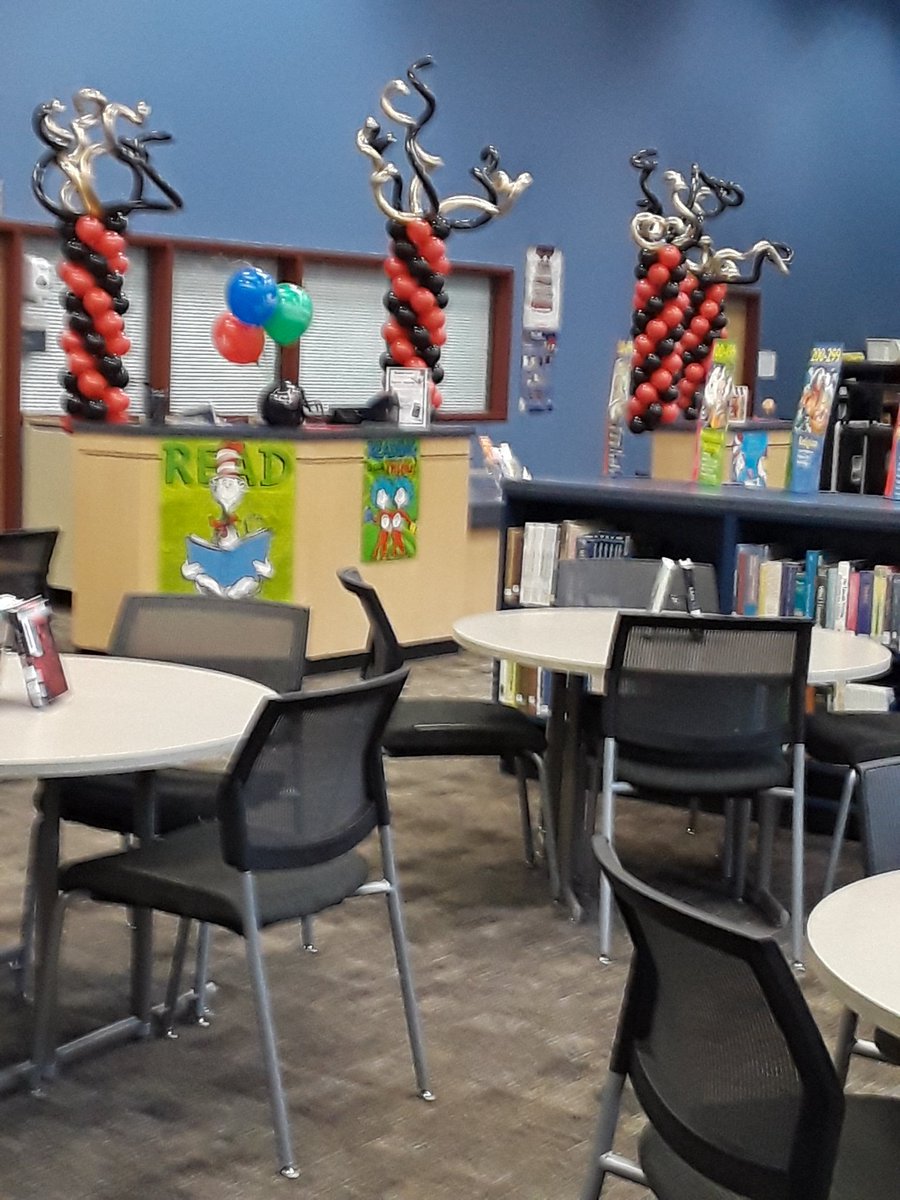 ZenikkaNichols's tweet image. #CommittedtoSMSD When the look of your library makes you want to read