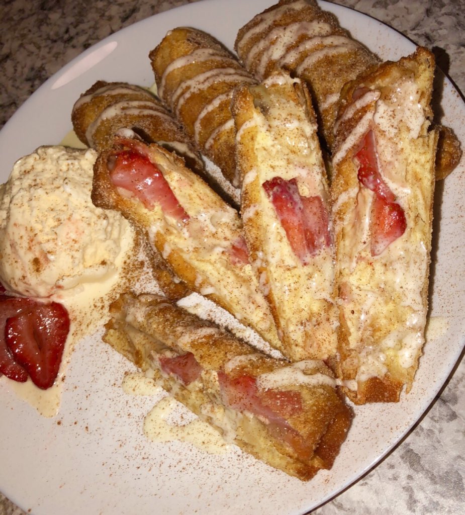 🚨🍓🍌 Strawberry Banana Pudding Egg Rolls 🔥 #PersonalChef #Travel #Cook #DallasChefs #Houston #Dfw #PrivateChef #Catering #DallasFortWorth #TexasChefs #entrepreneurlife #TravelingChef #PersonalCaterer  #Breakfast #Lunch & #Dinner. 👨🏽‍🍳🔥💫