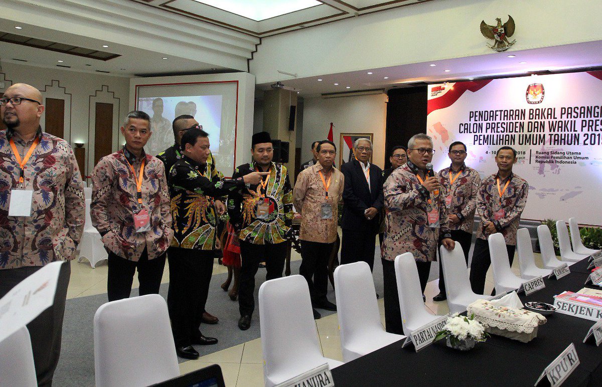 #SahabatBawaslu
Ketua dan Anggota Bawaslu melakukan pengawasan Pendaftaran Bakal Pasangan Calon Presiden dan Wakil Presiden Pemilihan Umum Tahun 2019 di KPU RI, Jakarta, Jumat, (10/8/2018). 
#BawasluMengawasi