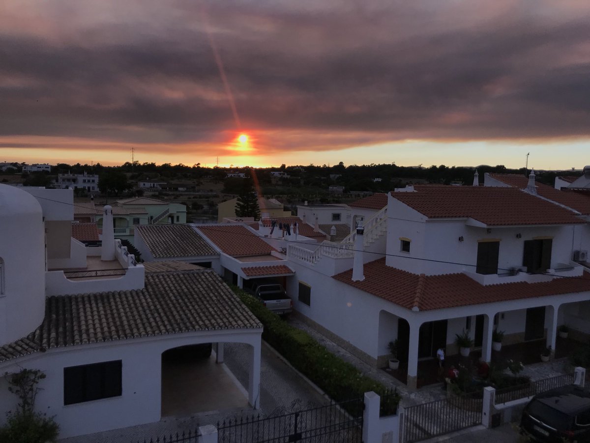 ErykaPa's tweet photo. • nuvens de fumo vindas da serra de #Monchique , por causa dos incêndios !!
#algarve #portugal #picoftheday #olhao #portugal_a_gramas #photo #photography #photoshoot #picoftheday #sun #sunset #clouds #cloudsofsmoke #sundown #homes #withe #colorful #color https://t.co/i15JXkmU6T