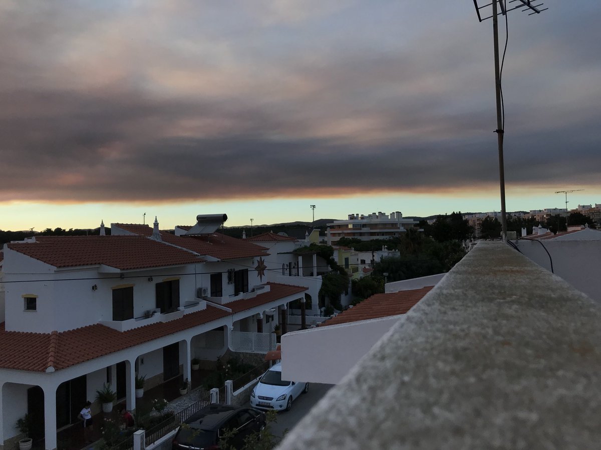 ErykaPa's tweet photo. • nuvens de fumo vindas da serra de #Monchique , por causa dos incêndios !!
#algarve #portugal #picoftheday #olhao #portugal_a_gramas #photo #photography #photoshoot #picoftheday #sun #sunset #clouds #cloudsofsmoke #sundown #homes #withe #colorful #color https://t.co/i15JXkmU6T