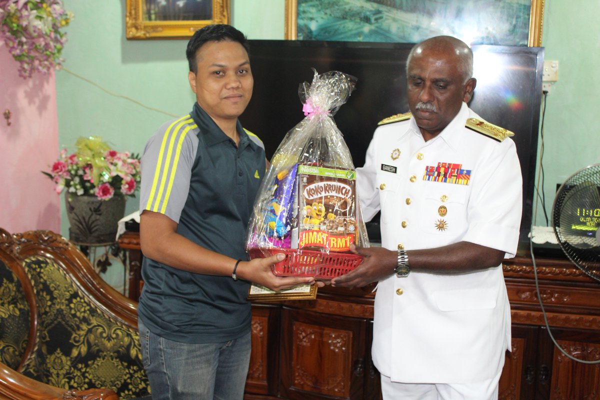 Penyerahan Wang Bantuan Wisma Samudera kepada keluarga allahyarham Kdr Noor Azhar bin Borhan TLDM
06 Aug 2018
Disempurnakan oleh YBhg Panglima Wilayah Laut 2
Semoga rohnya dicucuri rahmat.
#kebajikan
#NavyPrihatin