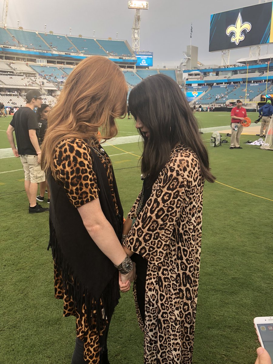 JaxSouthernSass's tweet photo. This is one of the most amazing experiences we have had! The @Jaguars sure know how to host their guests! #NationalAnthem #bucketlist #jaguars #southernsass https://t.co/yShaIflGAS