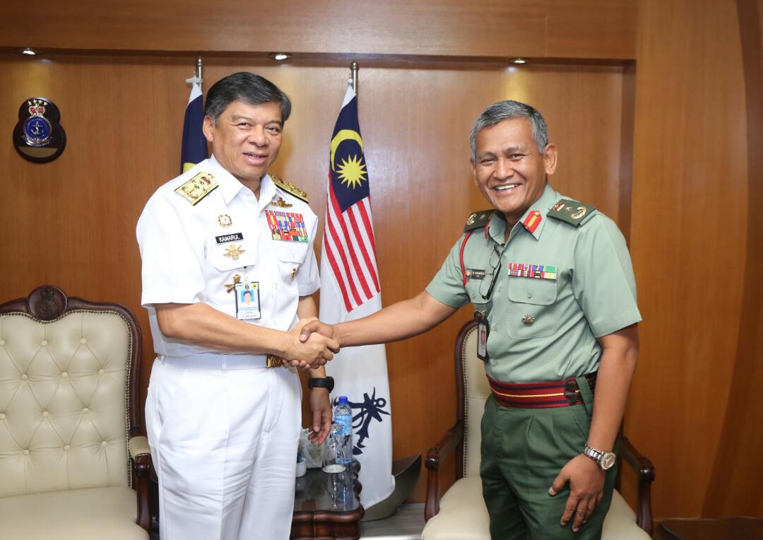 tldm_rasmi's tweet photo. TS @mykamarul menerima kunjungan hormat Brigedier Jeneral Ir. Haji Chapiti bin Haji Redzwan, 
Ketua Pengarah Bahagian Perkhidmatan Kejuruteraan Pertahanan @MarkasATM.
#NavyUpdate https://t.co/TJBNSt0mdY