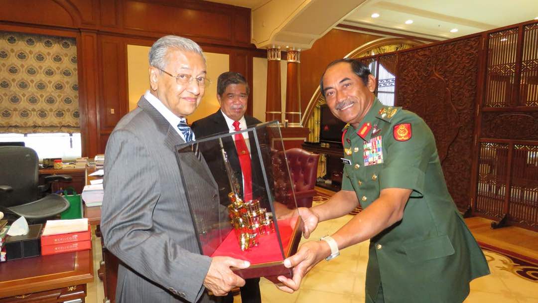 Pagi ini di Putrajaya bersama YB MENHAN <a href="/MSabu_Official/">Mohamad Sabu</a> sempena kunjungan hormat kepada YAB PM, Tun Mahathir bin Mohamad <a href="/chedetofficial/">Dr Mahathir Mohamad</a>. Terima kasih YAB PM yang sudi meluangkan masa untuk kami