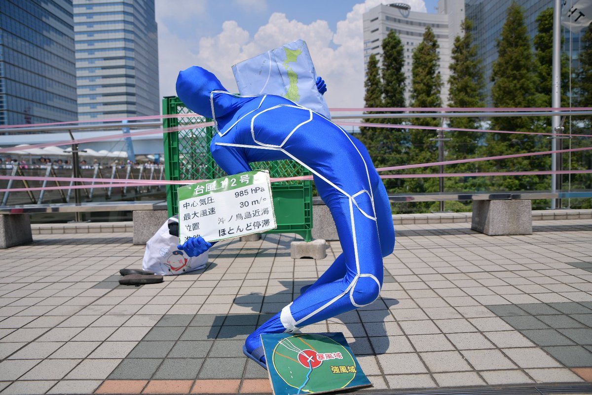 殺伐としたコミケ会場に台風12号やトトロが 今年も面白系コスプレ集まってました 1日目 C94コスプレ C94 Togetter