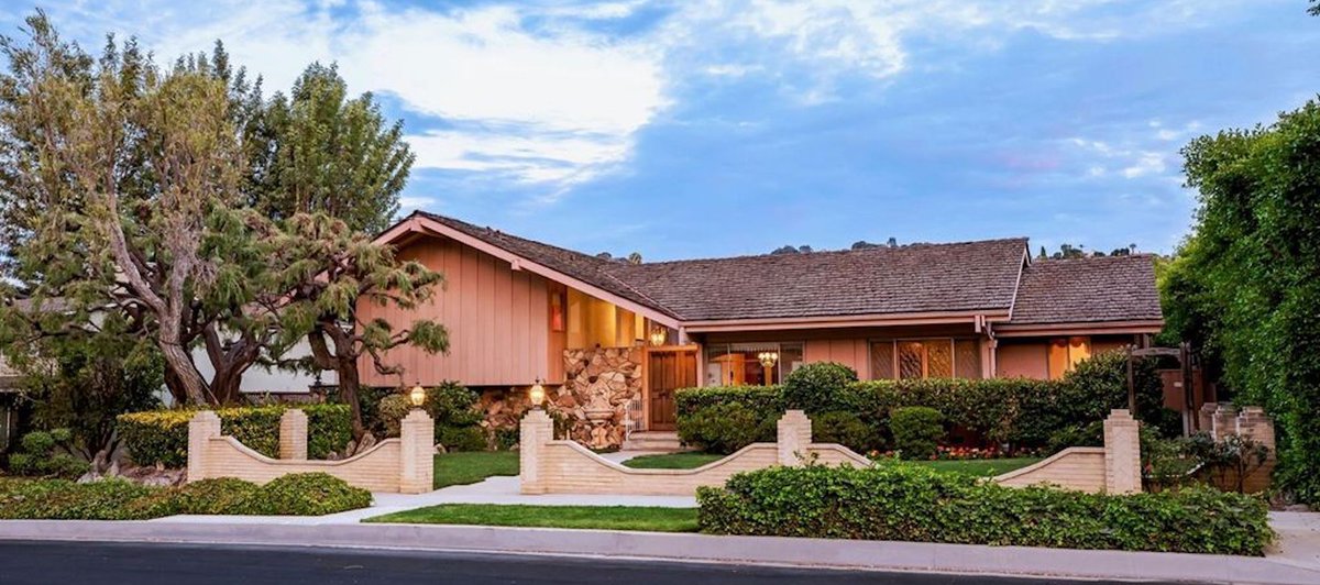 flipmanmike's tweet photo. ‘Brady Bunch’ house goes to HGTV, will be restored to TV classic original | #realestate #HGTV #homerenovation #celebrityhomes #bradybunch | https://t.co/BrnDO7ijD2 https://t.co/lra57kp7Hk