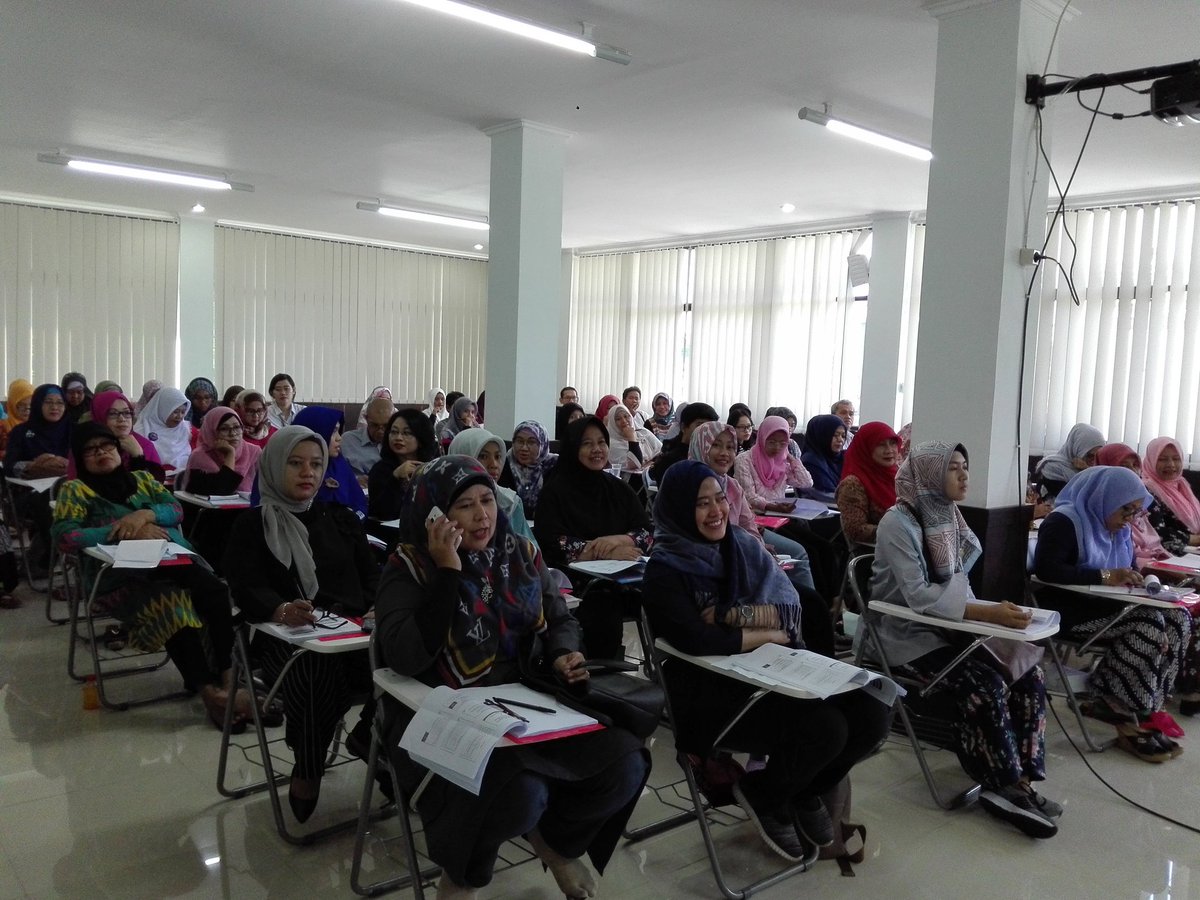 Pelatihan Keamanan Pangan (PKP) sebagai salah satu persyaratan utk mengurus ijin PIRT khusus pelaku usaha kuliner di Gedung Balatkop-UKM <a href="/pemkotdepok/">PEMERINTAH KOTA DEPOK | #AyoPakaiMasker</a> <a href="/IdrisAShomad/">Mohammad Idris</a> <a href="/pradi_supriatna/">Pradi Supriatna</a> <a href="/fitriawansumadi/">fitriawan</a>