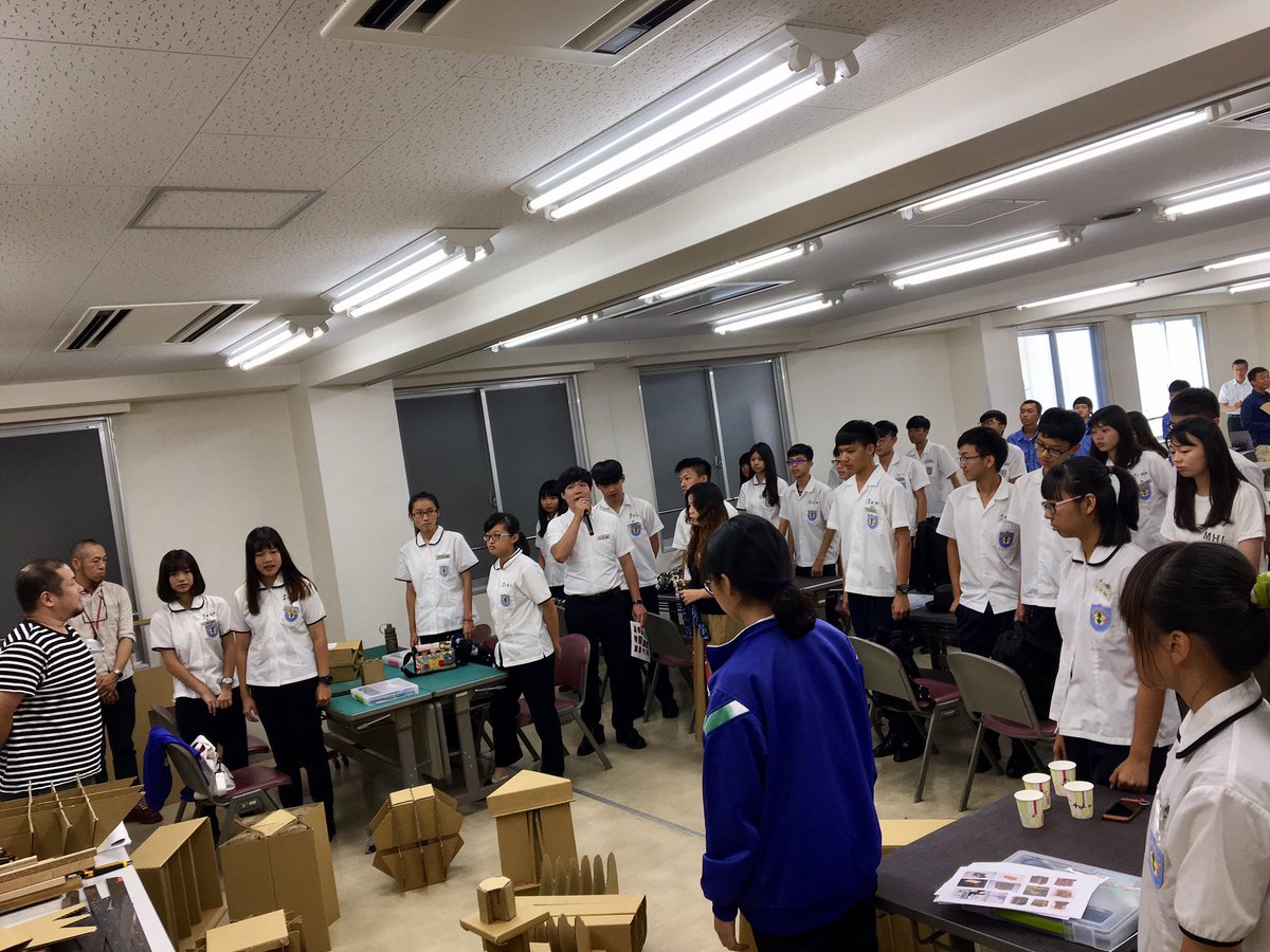 福岡デザイン専門学校 Fds 福デ On Twitter 技能研修 終了しました みなさんおつかれさまでした 彰化の生徒さんからヤスダ先生へ記念の手作り扇子の贈呈です 國立彰化師範大學附屬高級工業職業學校 福岡デザイン専門学校 国際交流 台湾 福岡