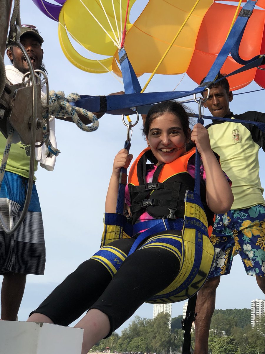 #رغم_الإعاقة_نبدع 
بتشجيع والدتي استطعت خوض تجربة البرشوت  
أمي حفظك الله لي ... 

وش رايكم فيني ...؟؟♿️