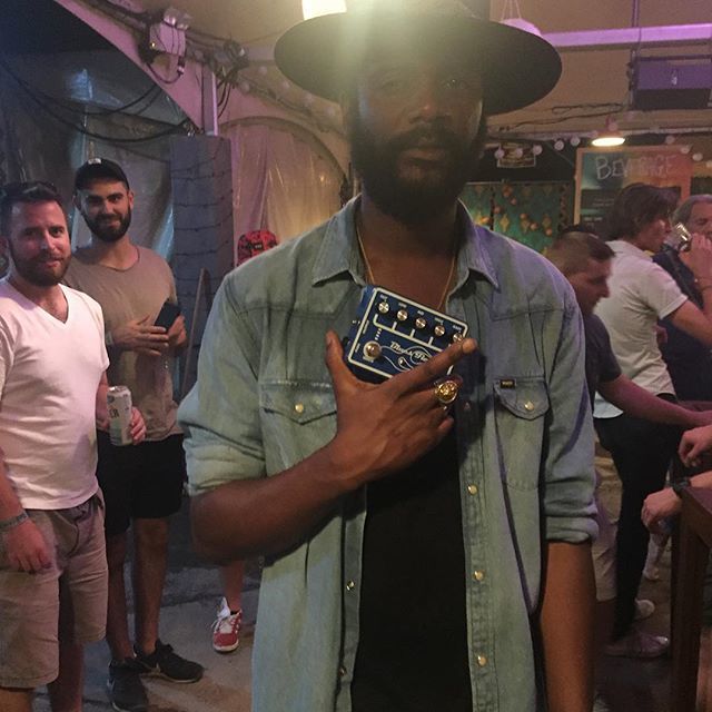 FuchsAudio's tweet image. Kudos to @bensteinn for hooking up with @garyclarkjr and slipping him a Plush Blues Flame 🎸😍🍺. Look forward to a tone report Gary !! #fuchsaudio #plushpedals #greattone #jerseymade #madeinusa🇺🇸 #garyclarkjr ift.tt/2MdVcHu