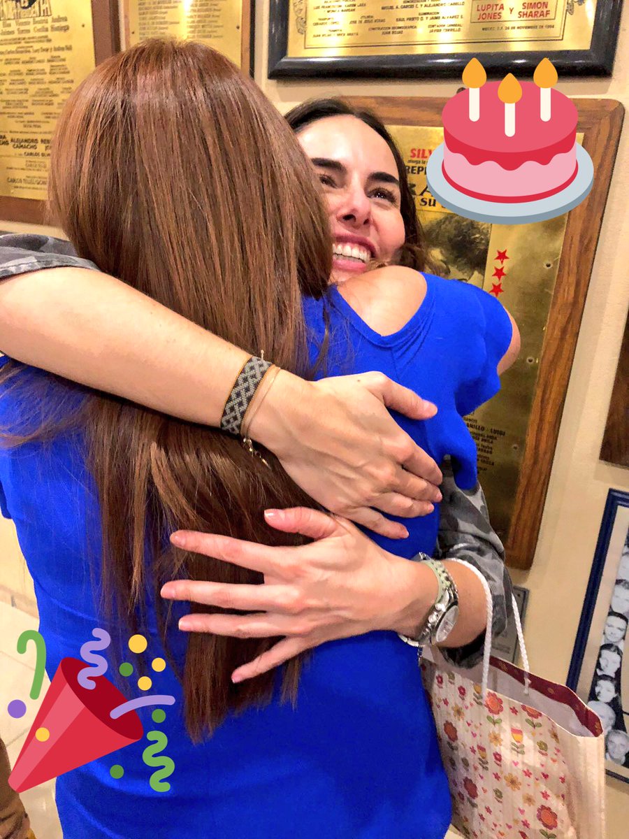 maricelamn's tweet photo. Feliz cumpleaños mi querida Ana! Te deseo SIEMPRE todo lo mejor, una lluvia de bendiciones, mucha salud y el trabajo necesario para q nos permita seguir disfrutándote. Tu sencillez te hace ser ENORME! Te quiero y te admiro.😘 Te mando un GRAN ABRAZO como el de la foto. 🎈🎉🎈 https://t.co/AHE7syfK6E
