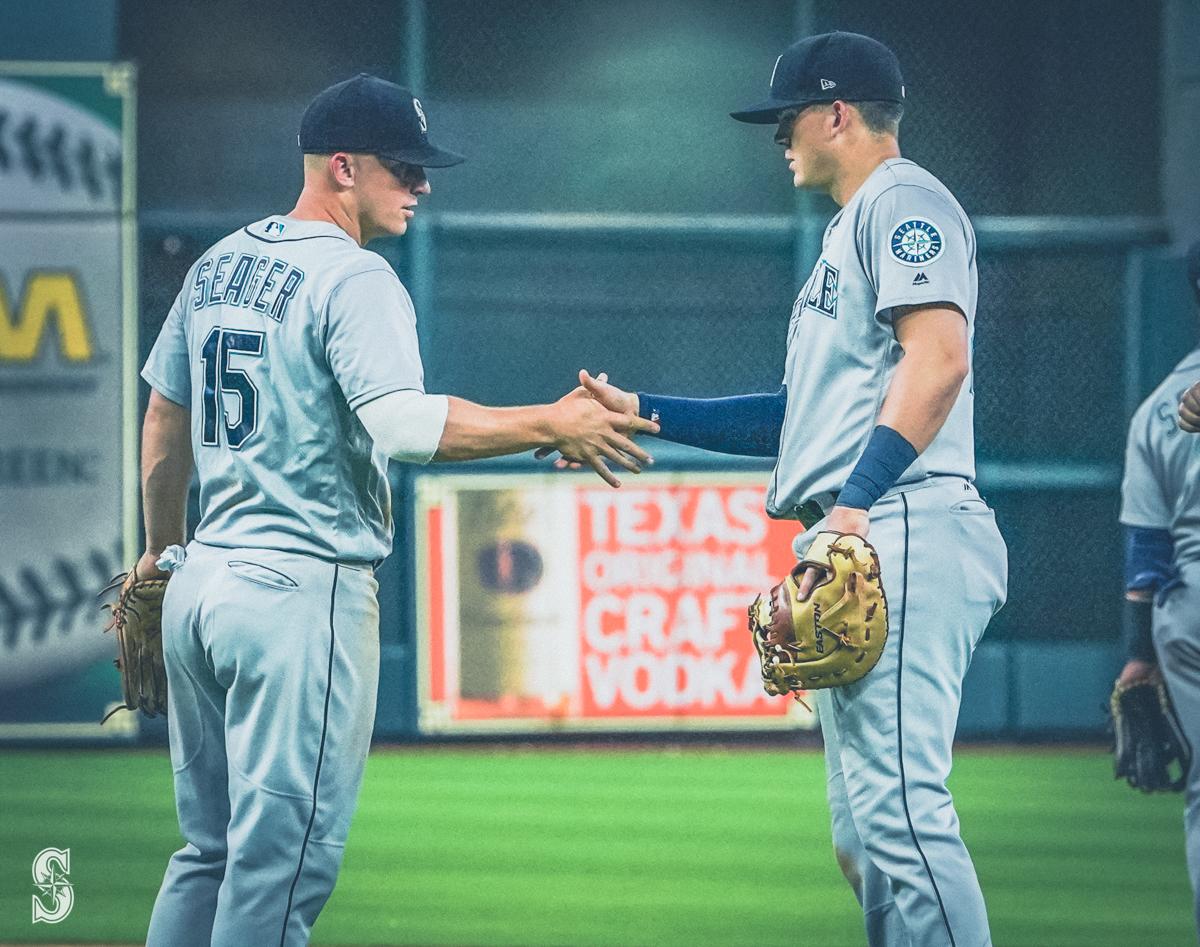 Mariners's tweet photo. High-fives and handshakes. No better way to start a series. 👊

#TrueToTheBlue https://t.co/SYWqw7EGc9