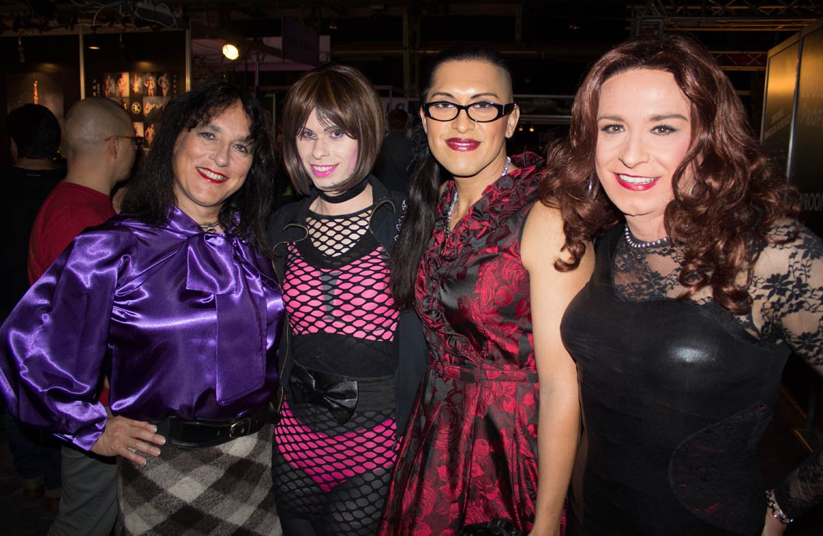 Sandra_Gibbons's tweet photo. Just heard from Gwen from France, her site "La Page de Gwendoline" has been up for 20 years now! with her adventures with her many bondage-loving friends... In Purple at BoundCon, with @Nina_Jay_ , @DelilahKnotty  and Marie Lissandro  https://t.co/lQGlQO69gM https://t.co/ddJavpyNLt