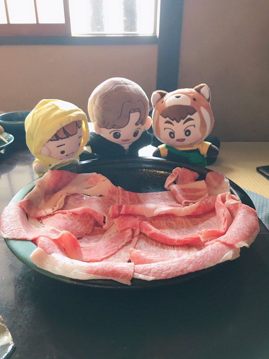 xiukyoongbb's tweet photo. for our last meal in tottori we ate the sukiyaki the boys ate and omg??? it’s so delicious the meat is super soft and the sauce/soup is soooo tasty this is also a must try!! 👅💦
#travelwithcbx #ㅁㄹ_여행 #레츠기릿 https://t.co/sD5wcxLsRS