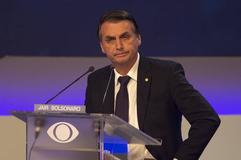 folha's tweet photo. Considerações finais de Bolsonaro: "Só tem um nome que pode fazer a diferença, ele é o de Jair Bolsonaro. Não admitirei ideologia de gênero. Deixarei o comunismo e o socialismo para trás, sepultarei o Foro de São Paulo. Brasil acima de tudo, Deus acima de todos" #DebateBand https://t.co/8cpqgPhLHV