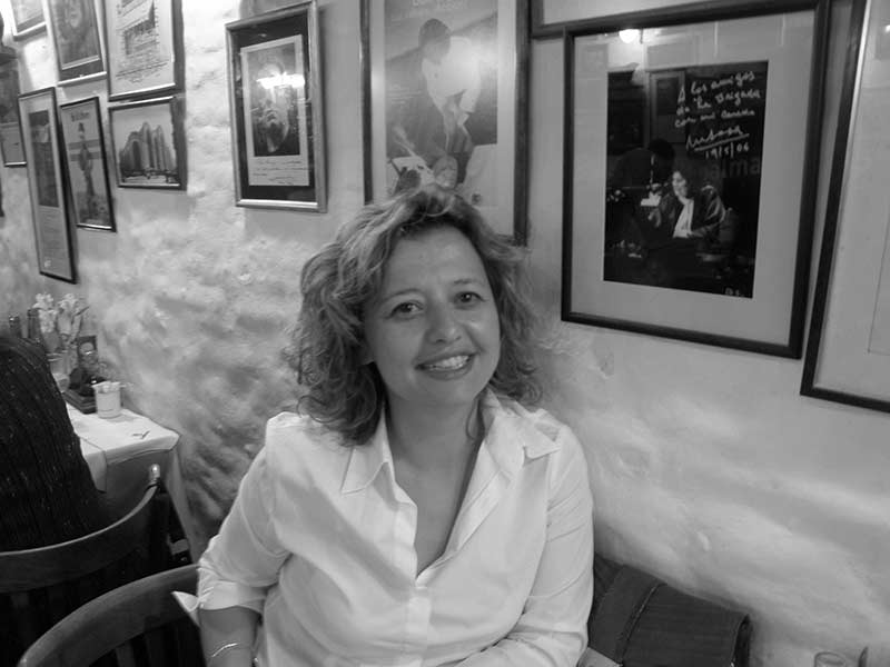 Gülda Şahin • Sinan ve Öteki Şeyler
"İmge ve Sinan yirmi yıl önce bir barda tanışmış ve o günden sonra hiç ayrılmamışlardı."
bit.ly/2Ot6ViZ