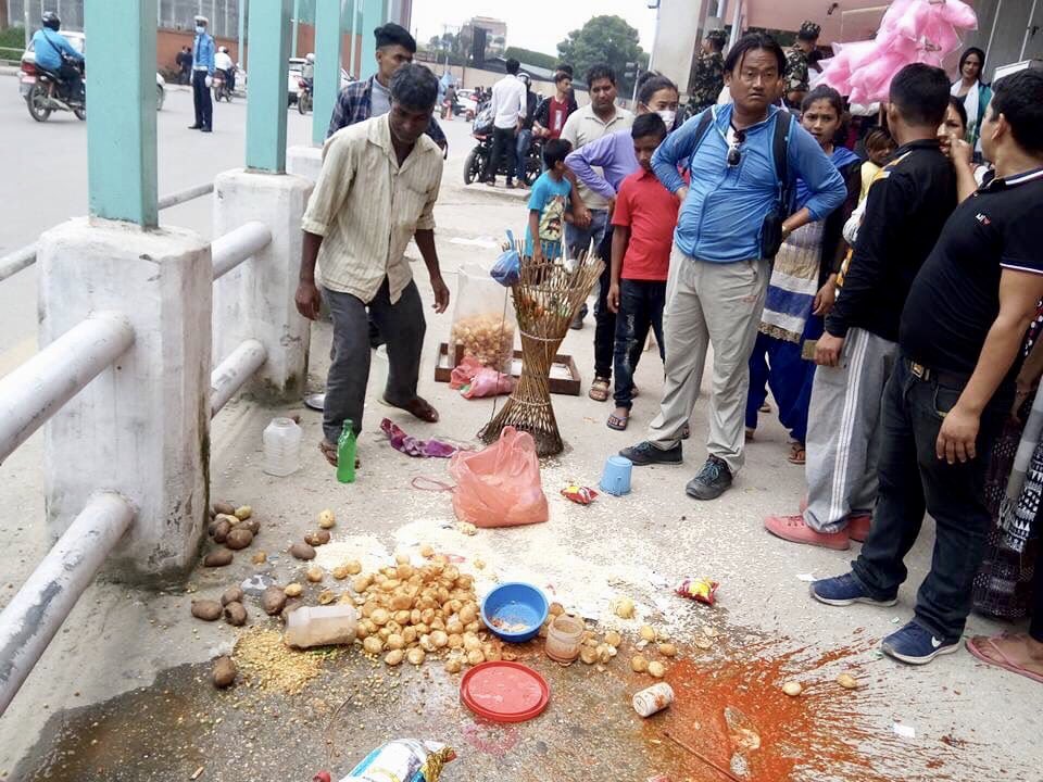 यो फोटो नेपालकै हो ।  साला यो जसले गर्यो त्यो नेपालीको नाममा कलंक हो । यी दाजुको श्राप लागिहालोस त्यसलाई । घरबार उजाड होस त्यसको ।
#GiveRespect #TakeRespect