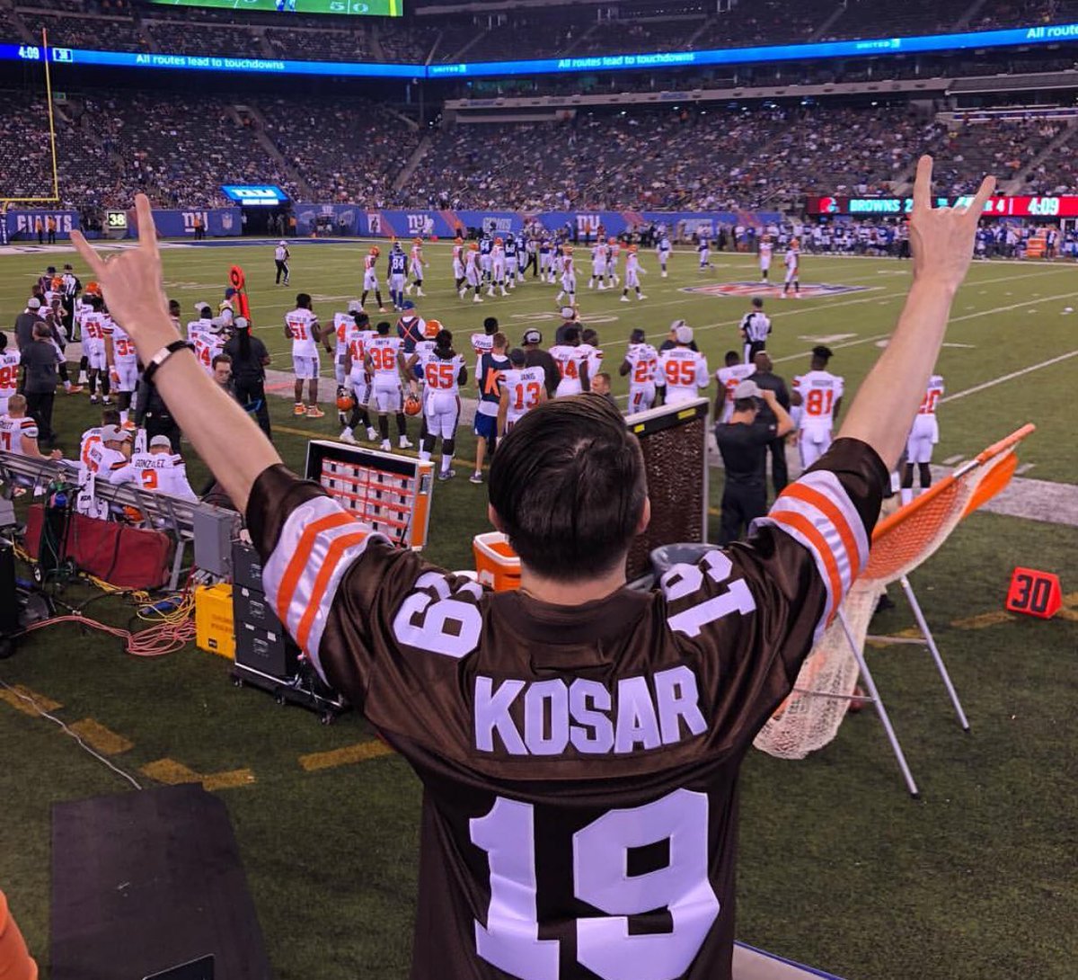 darrenrovell's tweet image. Jersey Of The Night goes to the Cleveland fan who wore the safest Browns QB jersey of all