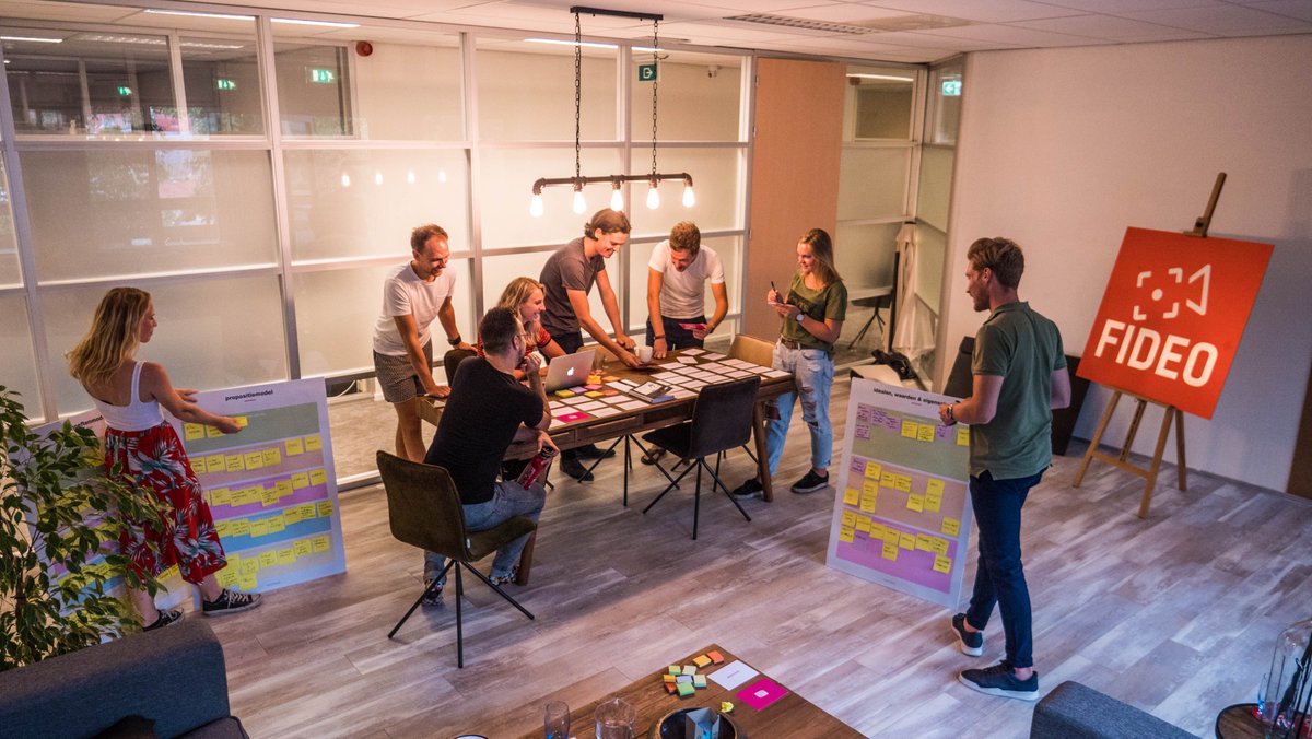 NEE, we zijn geen VIDEOPRODUCTIEBEDRIJF. We zijn een #videomarketingbureau. Wie is Fideo, volgens jou? Wat doen we? Wat willen wij het liefst? 🤔 Waarschijnlijk ken je slechts een deel van het verhaal 😅 Daar gaan we verandering in brengen. Met hulp van <a href="/DC038/">DeCommunicatiemakers</a> 👏