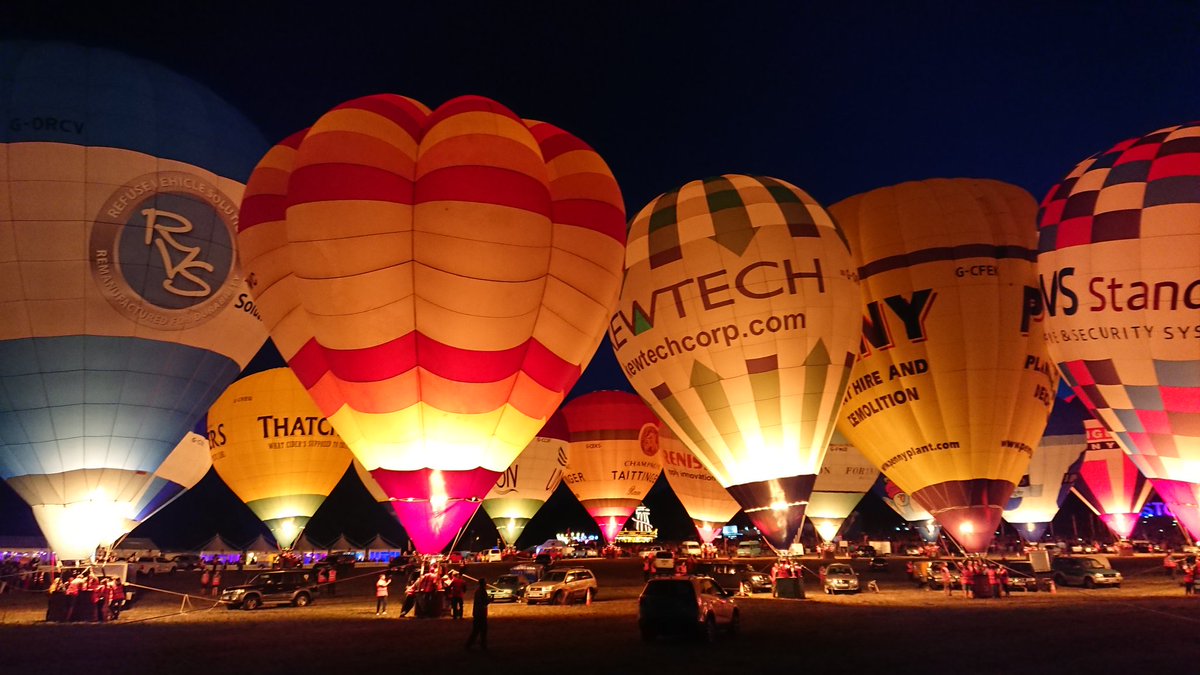 Explorer271's tweet photo. A fantastic nightglow at Bristol Balloon Fiesta yesterday! 😍

#bristolballoonfiesta #bristol #balloons #hotairballoons #FamilyDay #getoutdoors #goexplore #nightglow #nofilter https://t.co/Z6kpBnyNvf