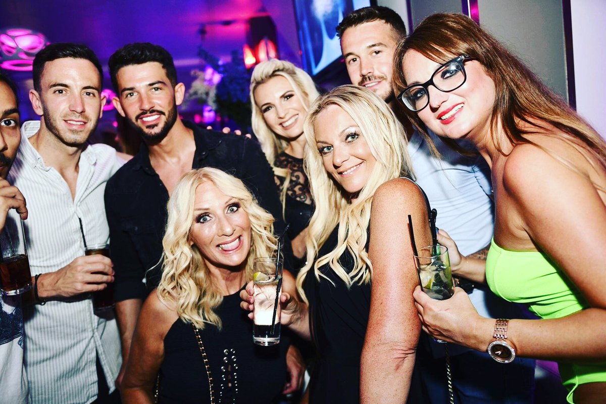 It’s Friday 👌🏼 We’re open all day...enjoy the views of Puerto Banus with cocktails &amp; shisha🍹💨 The weekend has started after all 😁
For all booking enquiries please visit linekersgroup.com #cocktails #cocktailbar #shisha #marbella #puertobanus #babilonia #ciroc