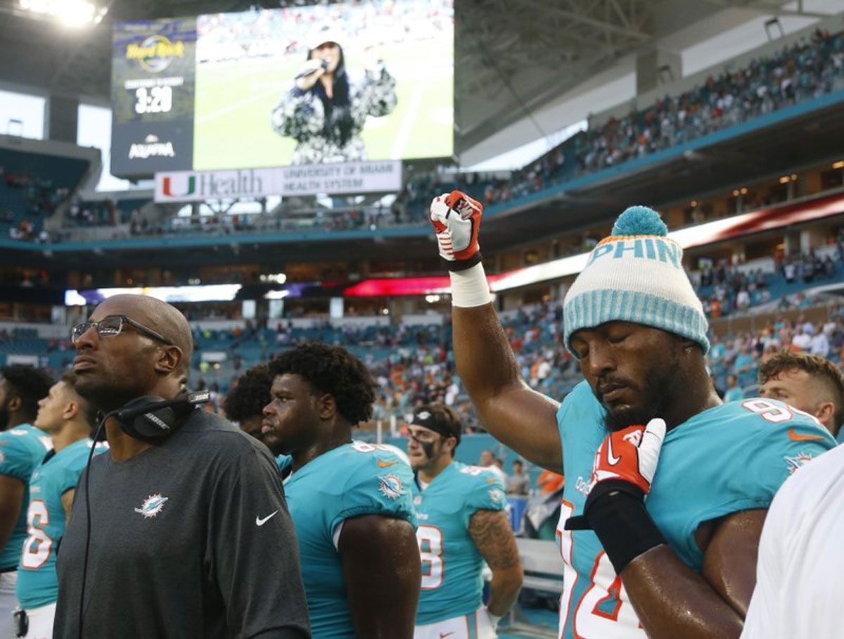 FLDailyPost's tweet image. Several Games See Players Demonstrate During National Anthem. buff.ly/2vU5QsI #NFLPreseason #NFLProtest #MiamiDolphins