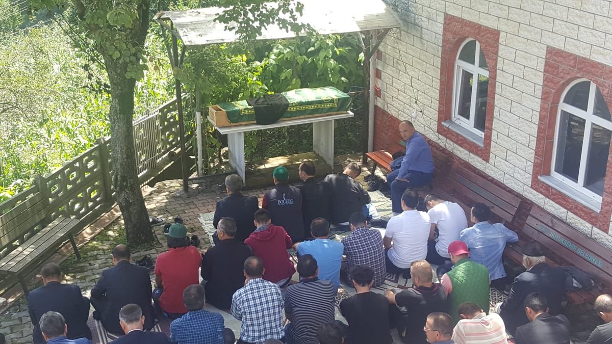 Ordu-İkizce ilçesi,Yoğunoluk Beldesinde sel sonucu oluşan heyelanda hayatını kaybeden Bayram Sekmen kardeşimizi Hakk'a uğurladık.
Allah rahmet eylesin.Ailesinin başı sağolsun.Rabbim yakınlarına sabır versin.