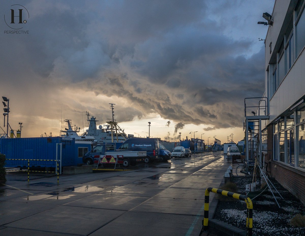 Dreigende wolken boven de werf vanmorgen! #maaskantshipyards #stellendam