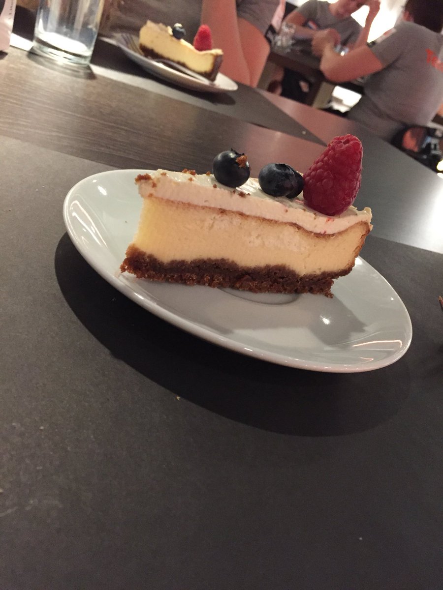 BoLisaKramer's tweet photo. My coach is also better than yours! 🔥😍 Thanks for the cheesecake @IreneSloof #lastdayoftraining #timeforworlds https://t.co/qVOmUW63xS