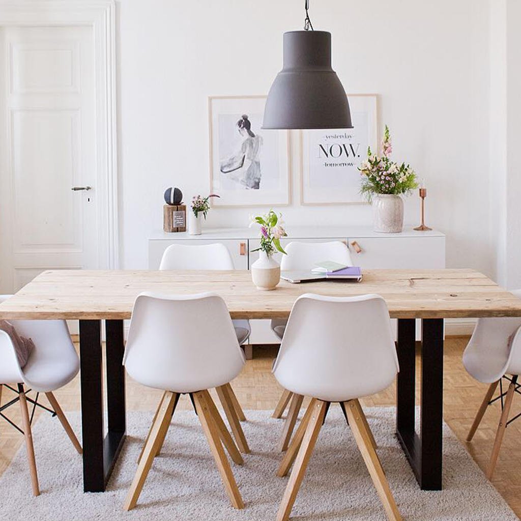 Add a natural touch to your black and white home with wooden frames and furniture.

Designs:
It's Called Pikapika by Victoria Verbaan
fal.cn/Vybc
Now by Sinan Saydik
fal.cn/Vybn

📷 via Instagram (@lynnstales)
