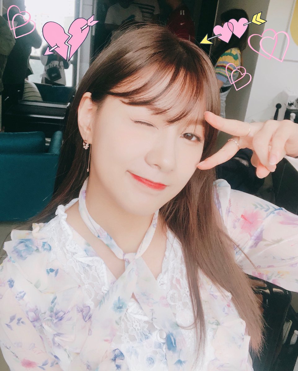[#에이핑크] 잠시 후 8시 30분은?! 
찰떡케미 자랑하는 #비밀언니 에서 울 여신님..#하영 이를 만나는 날💕
잠시 후-! JTBC4 VLIVE와 JTBC4 채널에서 동시 생중계되는 비밀언니에서 만나용🤫

▶vlive.tv/video/83893

#Apink #오하영 #1도없어 
#하영이_미모_자비_1도없어🤗