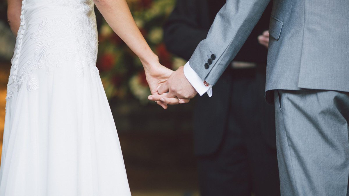 This is what you need to know about arranging a civil wedding ceremony 💛 #weddings #weddingplanning bit.ly/twg-civil-cere…