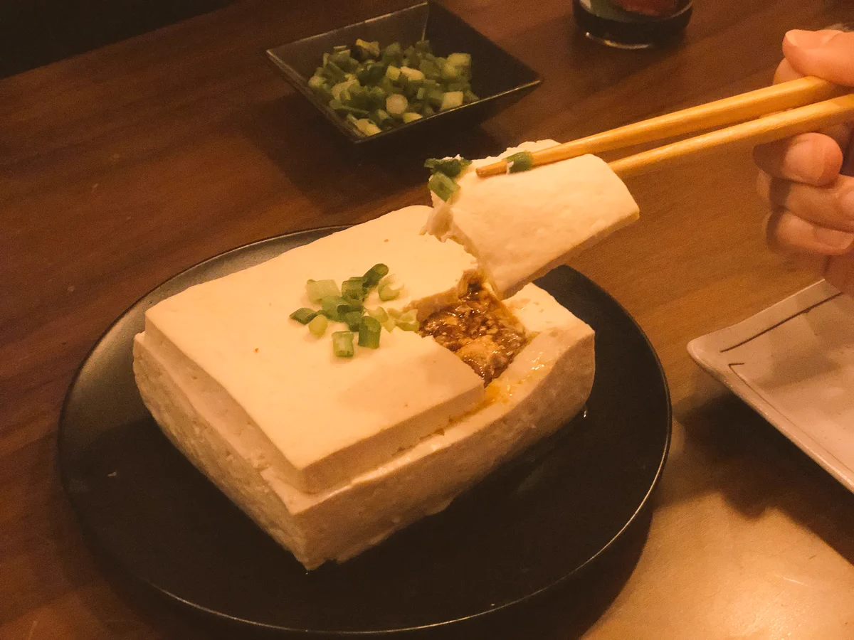 晩ごはんは冷やっこ・・・と思いきや中から出てきたのはなんとアレ！！
